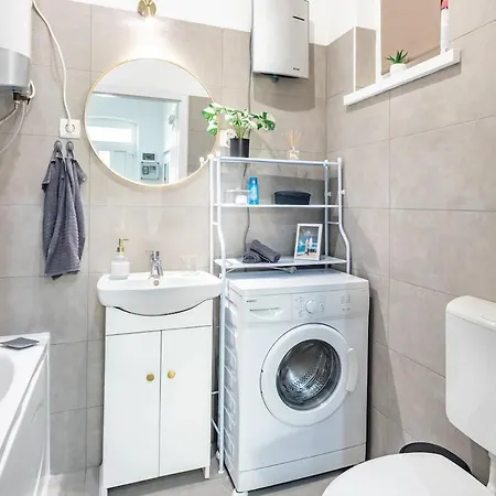 Modern & Functional Comfort With Ac By Nw *