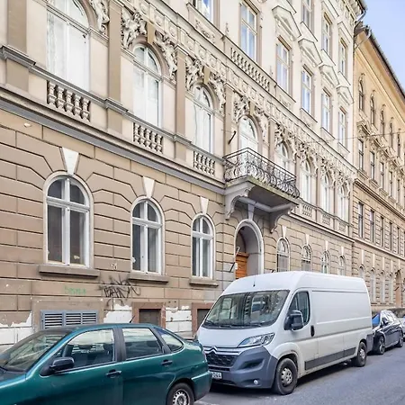 Modern & Functional Comfort With Ac By Nw Будапешт